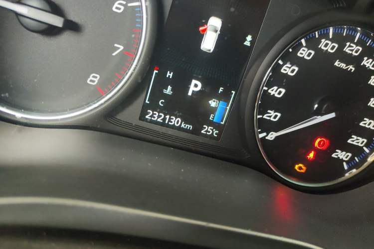 Used Mitsubishi Outlander 2018 2.4L 4x4 Luxury Edition 7-Seater Odometer Close Up