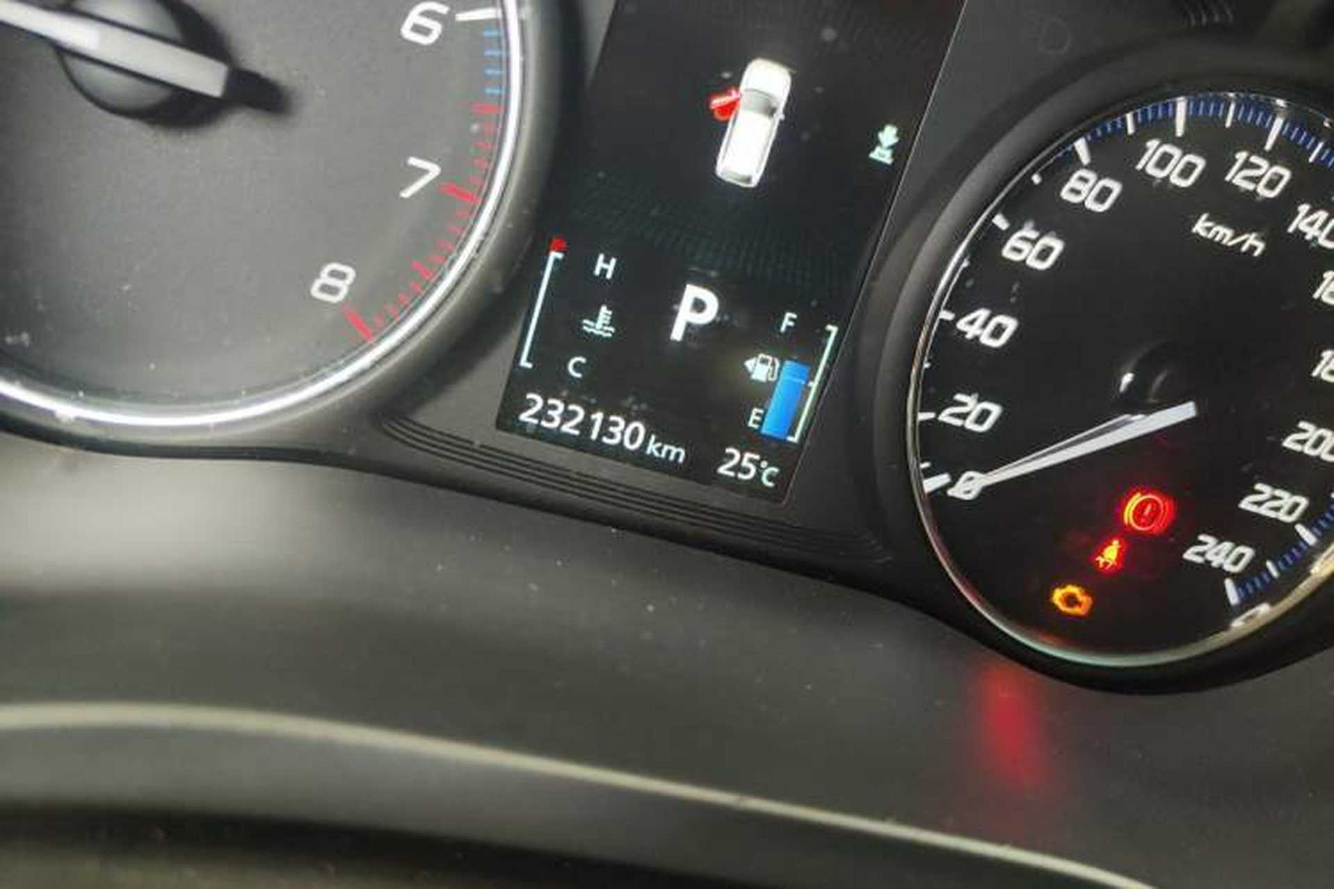 Used Mitsubishi Outlander 2018 2.4L 4x4 Luxury Edition 7-Seater Odometer Close Up