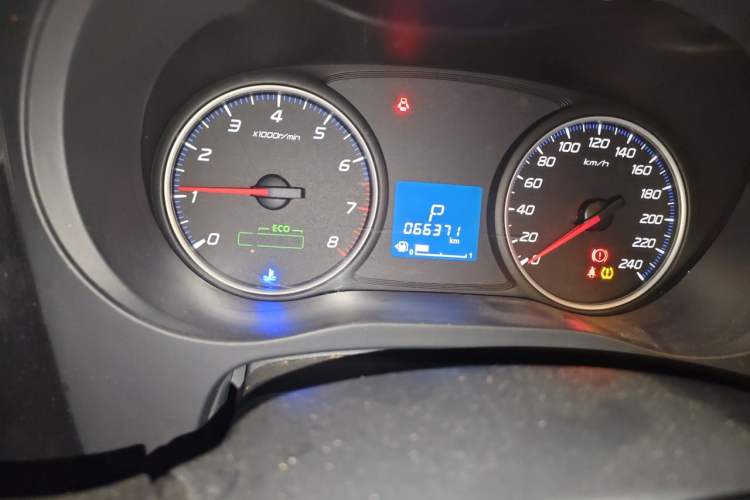 Used Mitsubishi Outlander 2018 2.0L Two-Wheel Drive Glory Edition 5 Seats Odometer Close Up