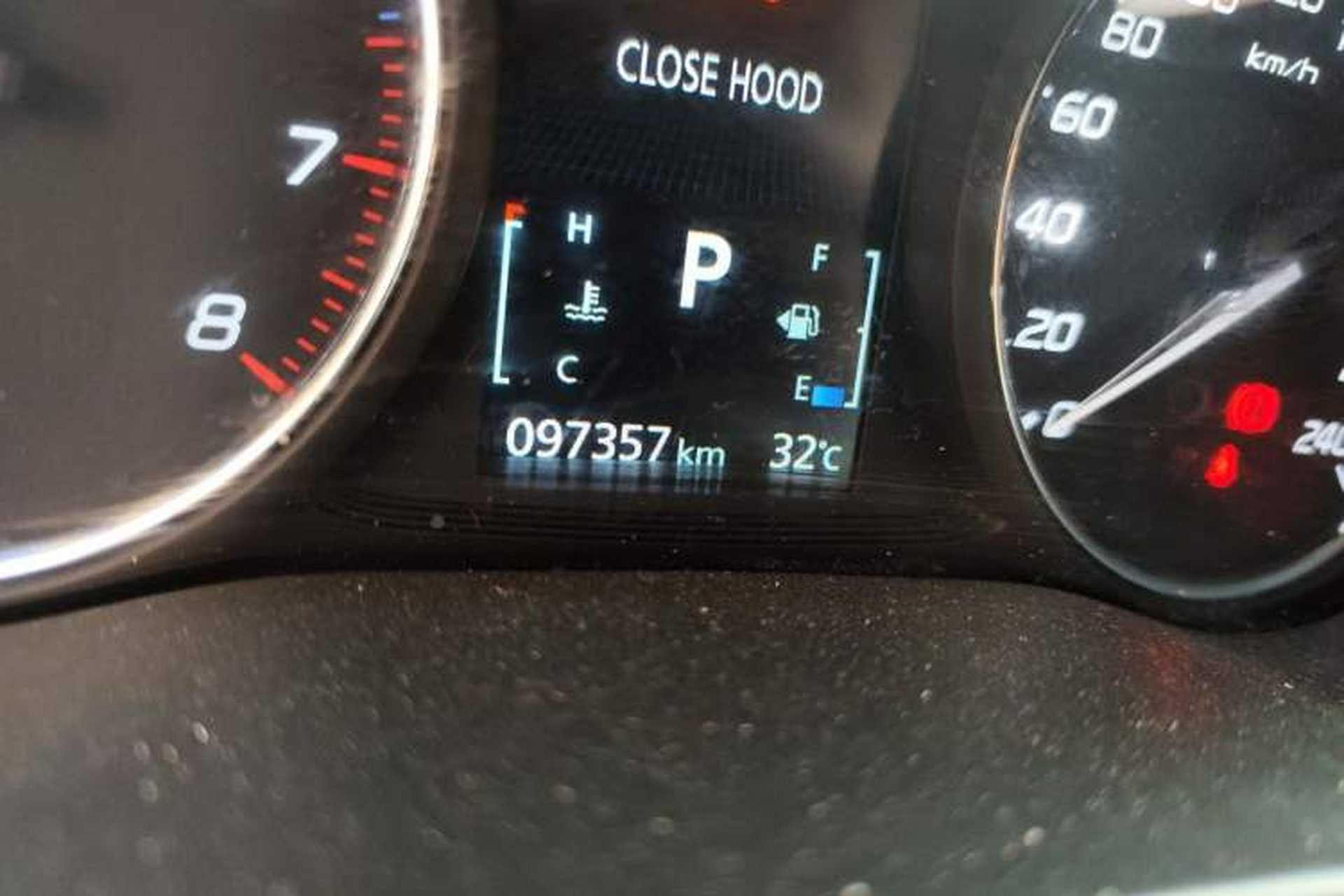 Used Mitsubishi Outlander 2018 2.4L 4x4 Luxury Edition 7-Seater Odometer Close Up