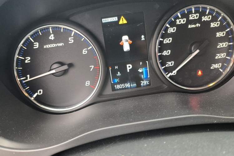 Used Mitsubishi Outlander 2018 2.4L 4x4 Luxury Edition 7-Seater Odometer Close Up
