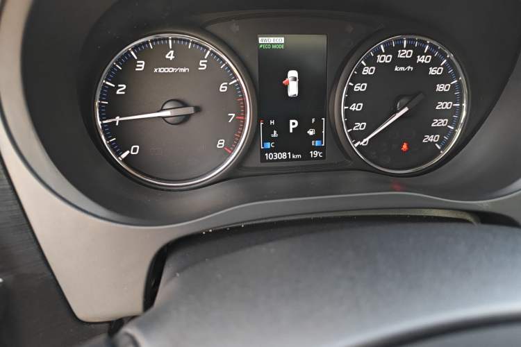 Used Mitsubishi Outlander 2018 2.4L 4x4 Elite Edition 5 Seats Odometer Close Up