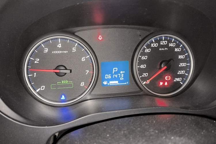 Used Mitsubishi Outlander 2018 2.0L Two-Wheel Drive Glory Edition 5 Seats Odometer Close Up