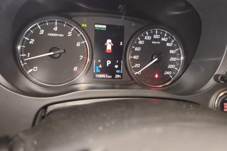 Used Mitsubishi Outlander 2018 2.4L 4x4 Elite Edition 5 Seats Odometer Close Up