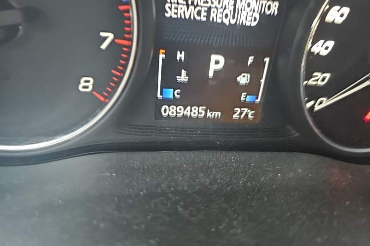 Used Mitsubishi Outlander 2018 2.4L 4x4 Luxury Edition 7-Seater Odometer Close Up