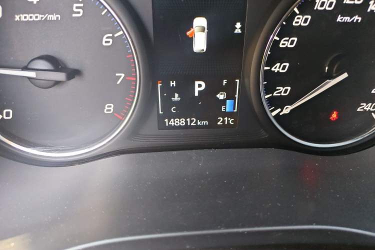 Used Mitsubishi Outlander 2018 2.4L 4x4 Elite Edition 5 Seats Odometer Close Up