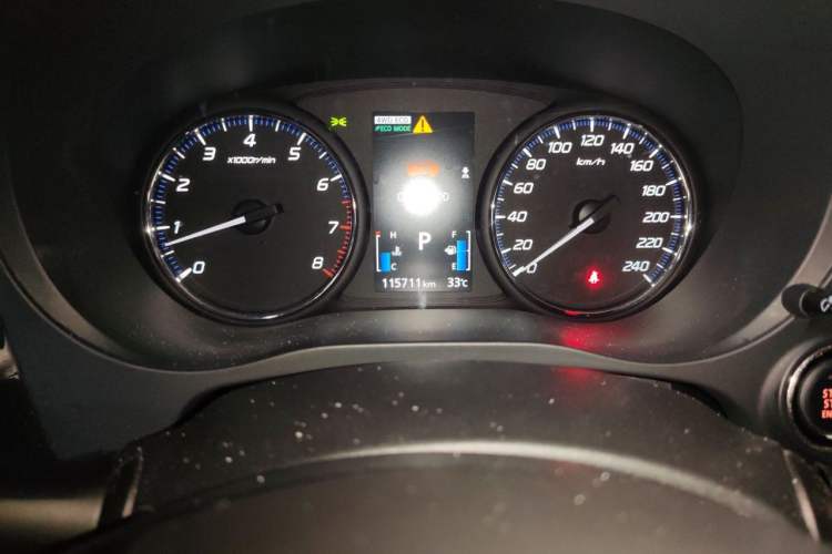 Used Mitsubishi Outlander 2018 2.4L 4x4 Luxury Edition 7-Seater Odometer Close Up