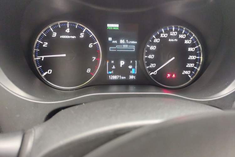 Used Mitsubishi Outlander 2018 2.4L 4x4 Luxury Edition 7-Seater Odometer Close Up