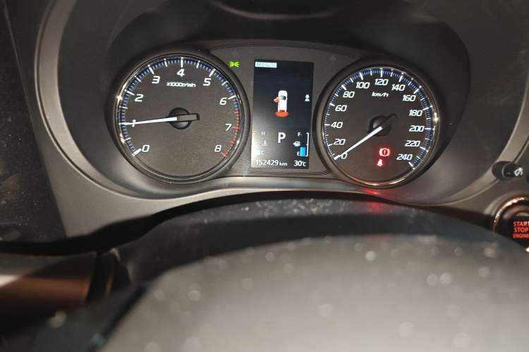 Used Mitsubishi Outlander 2018 2.4L 4x4 Elite Edition 5 Seats Odometer Close Up