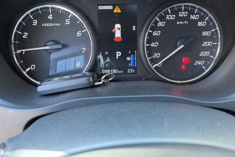 Used Mitsubishi Outlander 2018 2.4L 4x4 Elite Edition 5 Seats Odometer Close Up