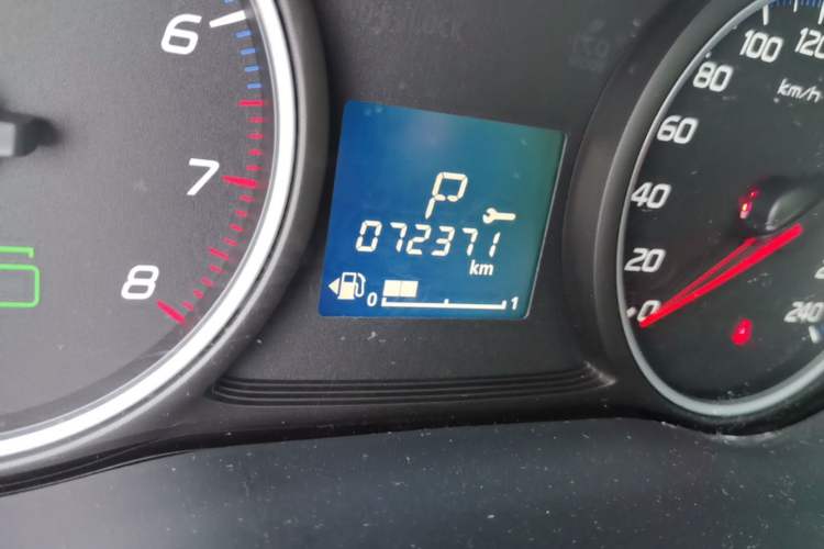 Used Mitsubishi Outlander 2018 2.0L Two-Wheel Drive Glory Edition 5 Seats Odometer Close Up