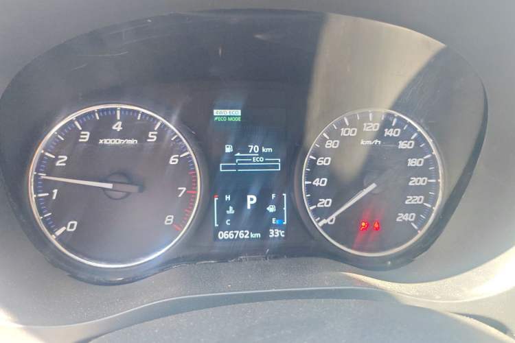 Used Mitsubishi Outlander 2018 2.4L 4x4 Luxury Edition 7-Seater Odometer Close Up