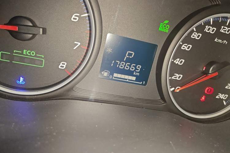 Used Mitsubishi Outlander 2018 2.0L Two-Wheel Drive Glory Edition 5 Seats Odometer Close Up