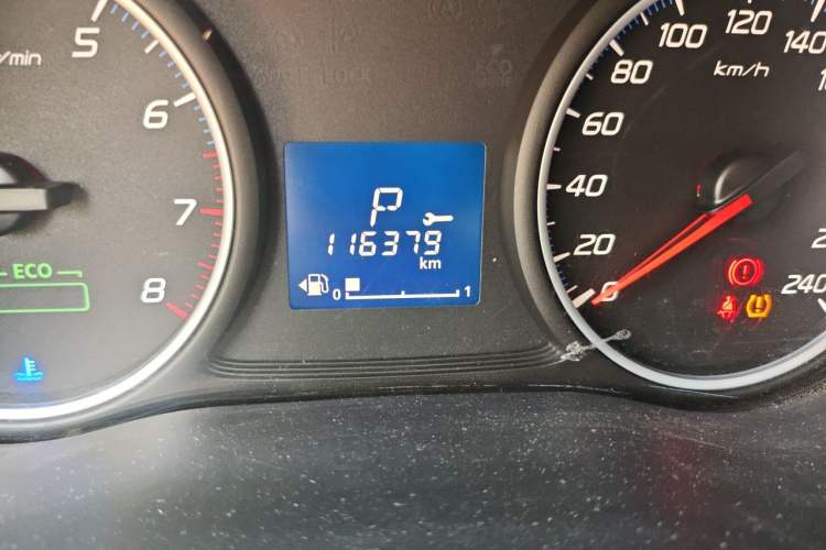 Used Mitsubishi Outlander 2018 2.0L Two-Wheel Drive Glory Edition 5 Seats Odometer Close Up