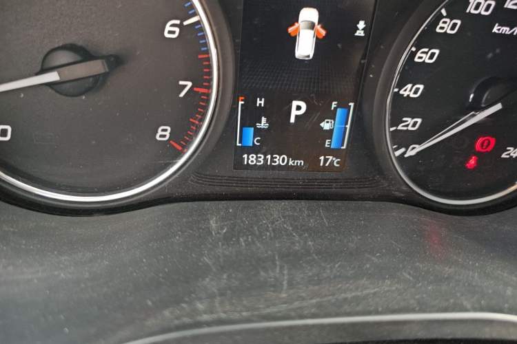 Used Mitsubishi Outlander 2018 2.4L 4x4 Luxury Edition 7-Seater Odometer Close Up