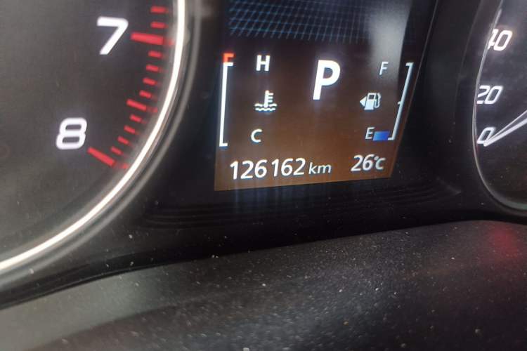Used Mitsubishi Outlander 2018 2.4L 4x4 Luxury Edition 7-Seater Odometer Close Up