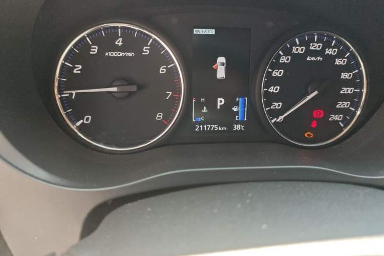 Used Mitsubishi Outlander 2018 2.4L 4x4 Luxury Edition 7-Seater Odometer Close Up