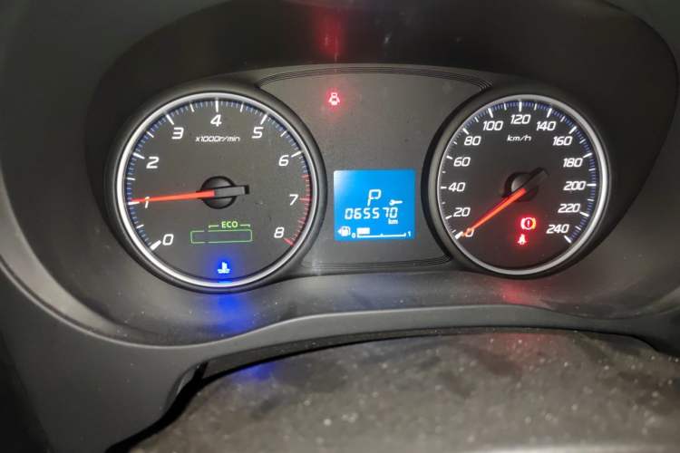 Used Mitsubishi Outlander 2018 2.0L Two-Wheel Drive Glory Edition 5 Seats Odometer Close Up
