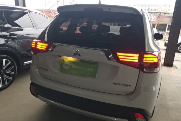 Used Mitsubishi Outlander 2018 2.0L Two-Wheel Drive Glory Edition 5 Seats Rear