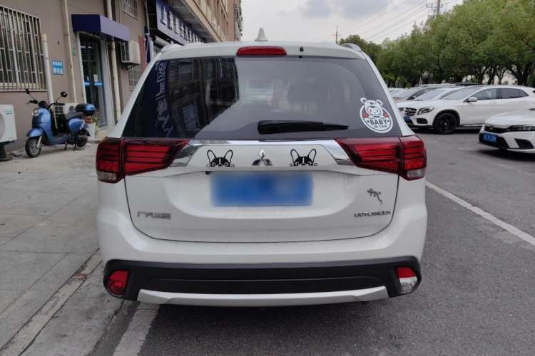 Used Mitsubishi Outlander 2018 2.0L Two-Wheel Drive Glory Edition 5 Seats Rear
