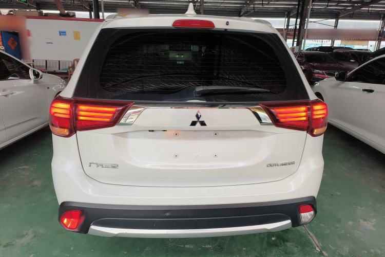 Used Mitsubishi Outlander 2018 2.0L Two-Wheel Drive Glory Edition 5 Seats Rear