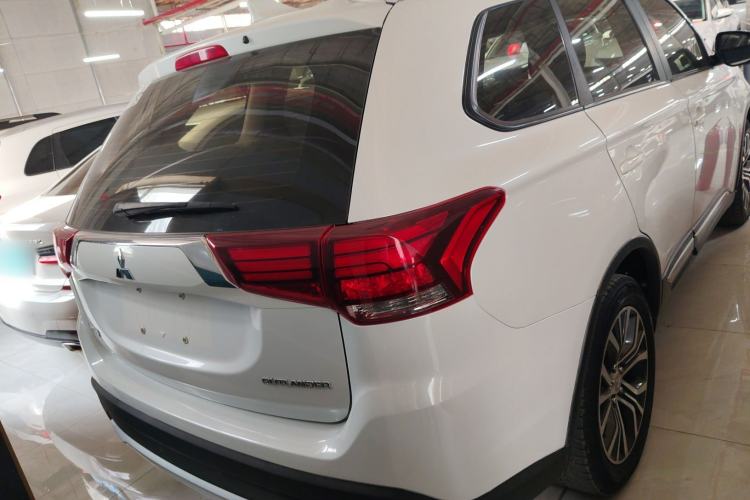 Used Mitsubishi Outlander 2018 2.0L Two-Wheel Drive Glory Edition 5 Seats Rear