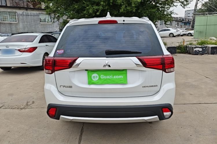 Used Mitsubishi Outlander 2018 2.0L Two-Wheel Drive Glory Edition 5 Seats Rear