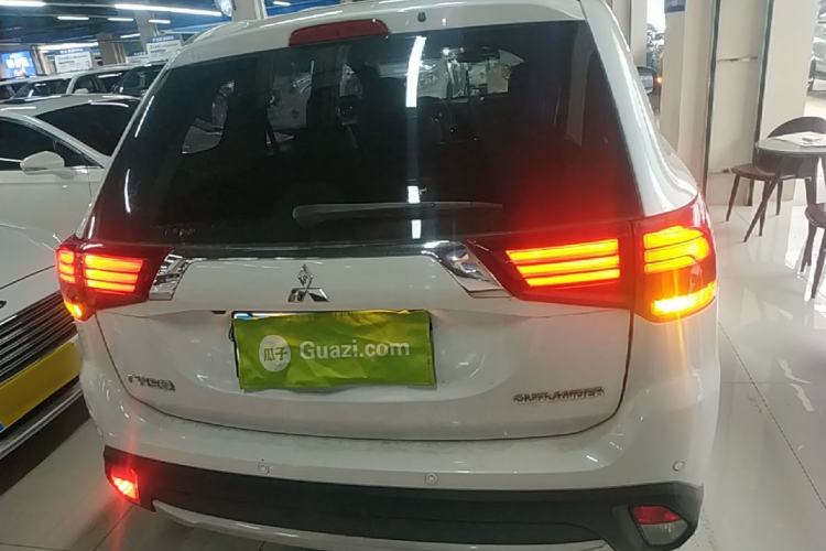Used Mitsubishi Outlander 2018 2.0L Two-Wheel Drive Glory Edition 5 Seats Rear