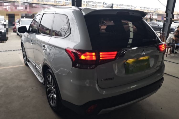 Used Mitsubishi Outlander 2018 2.0L Two-Wheel Drive Glory Edition 5 Seats Rear Left 45 Deg