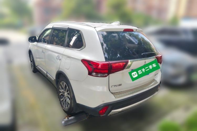 Used Mitsubishi Outlander 2018 2.4L 4x4 Luxury Edition 7-Seater Rear Left 45 Deg