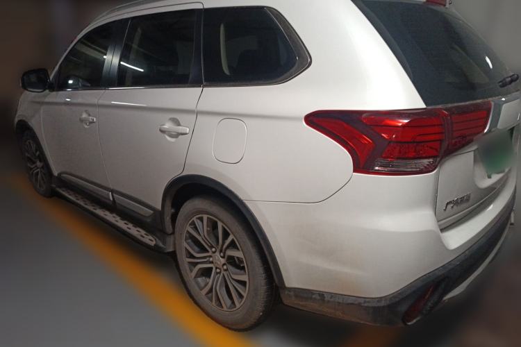 Used Mitsubishi Outlander 2018 2.0L Two-Wheel Drive Glory Edition 5 Seats Rear Left 45 Deg