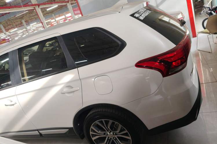 Used Mitsubishi Outlander 2018 2.0L Two-Wheel Drive Glory Edition 5 Seats Rear Left 45 Deg