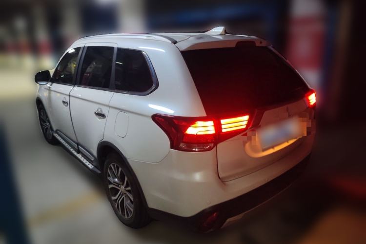 Used Mitsubishi Outlander 2018 2.4L 4x4 Luxury Edition 7-Seater Rear Left 45 Deg