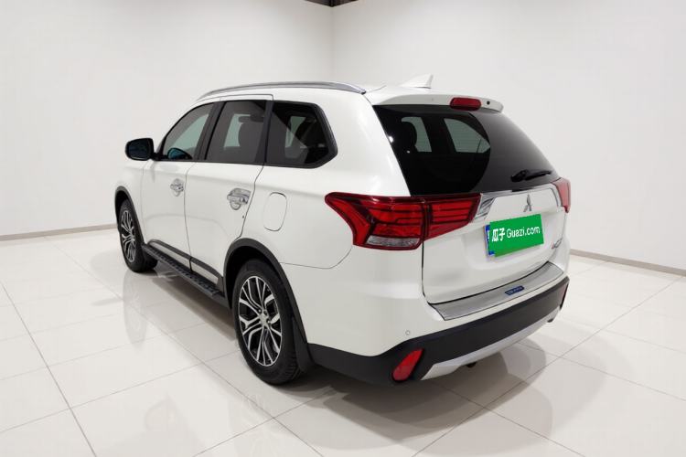 Used Mitsubishi Outlander 2018 2.0L Two-Wheel Drive Glory Edition 5 Seats Rear Left 45 Deg