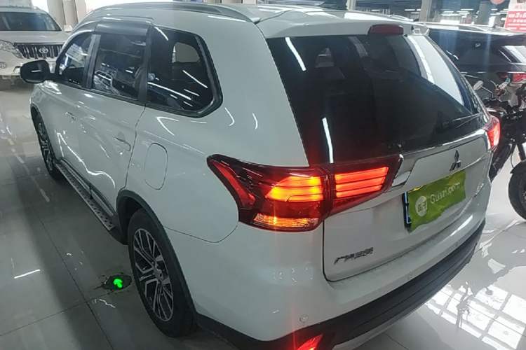 Used Mitsubishi Outlander 2018 2.0L Two-Wheel Drive Glory Edition 5 Seats Rear Left 45 Deg