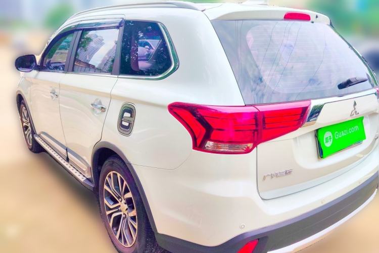 Used Mitsubishi Outlander 2018 2.4L 4x4 Luxury Edition 7-Seater Rear Left 45 Deg