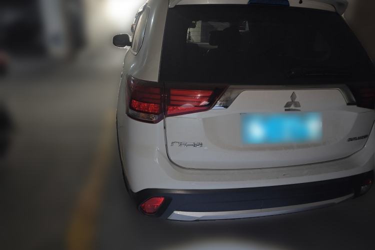 Used Mitsubishi Outlander 2018 2.0L Two-Wheel Drive Glory Edition 5 Seats Rear Left 45 Deg