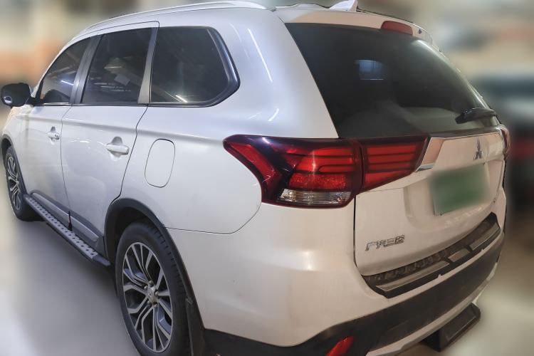 Used Mitsubishi Outlander 2018 2.0L Two-Wheel Drive Glory Edition 5 Seats Rear Left 45 Deg