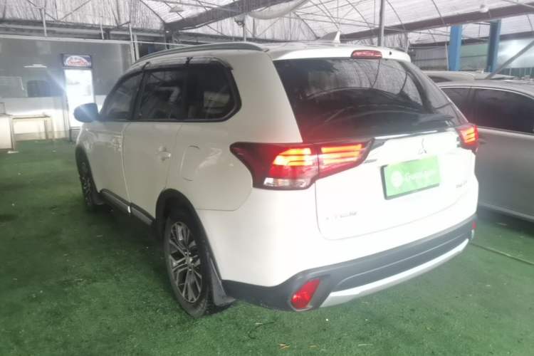 Used Mitsubishi Outlander 2018 2.0L Two-Wheel Drive Glory Edition 5 Seats Rear Left 45 Deg