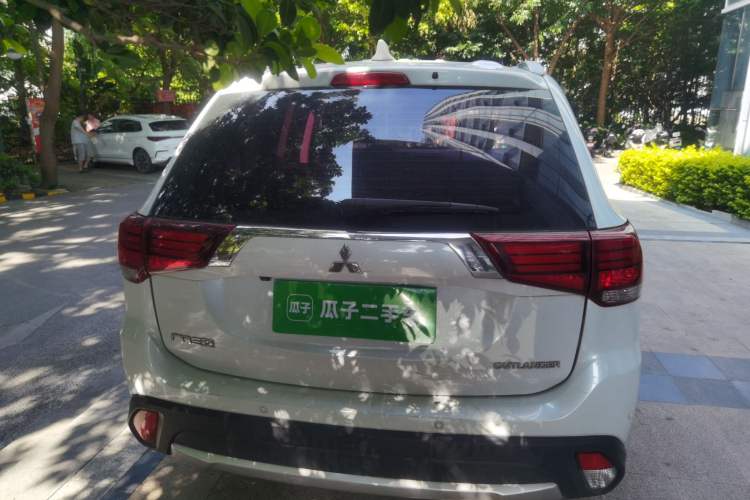 Used Mitsubishi Outlander 2018 2.0L Two-Wheel-Drive Jiale Edition 7-Seater Rear
