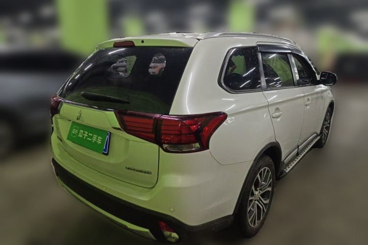 Used Mitsubishi Outlander 2018 2.0L Two-Wheel Drive Glory Edition 5 Seats Rear Right 45 Deg