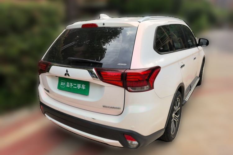 Used Mitsubishi Outlander 2018 2.4L 4x4 Luxury Edition 7-Seater Rear Right 45 Deg