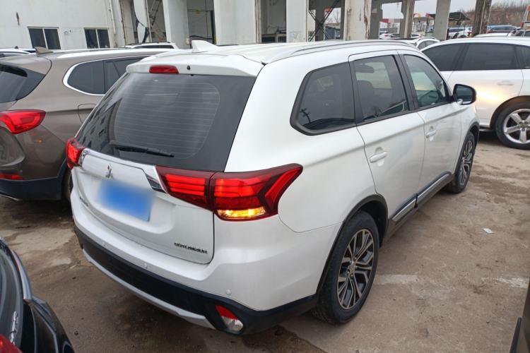 Used Mitsubishi Outlander 2018 2.0L Two-Wheel Drive Glory Edition 5 Seats Rear Right 45 Deg