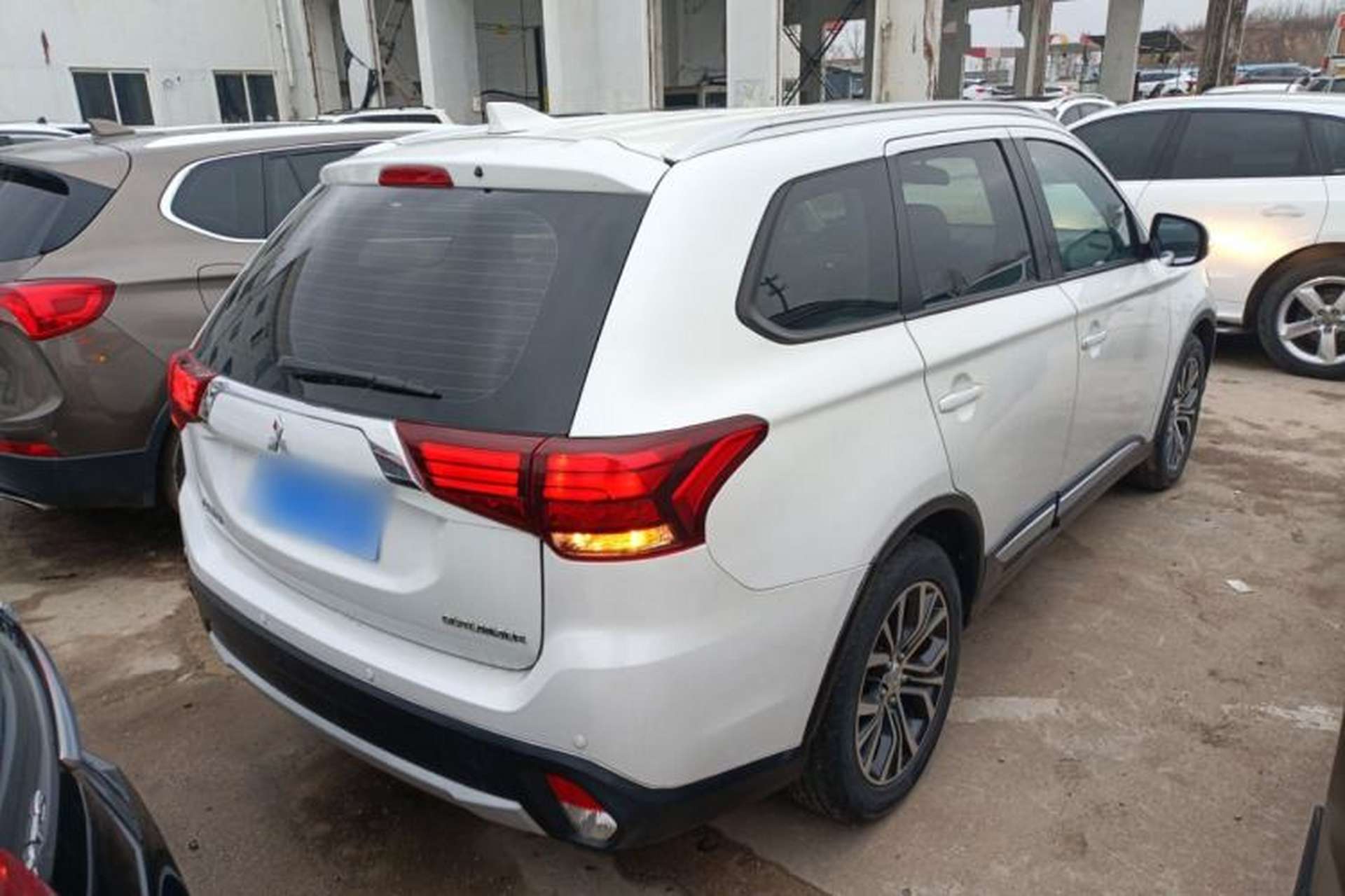 Used Mitsubishi Outlander 2018 2.0L Two-Wheel Drive Glory Edition 5 Seats Rear Right 45 Deg