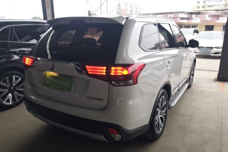Used Mitsubishi Outlander 2018 2.0L Two-Wheel Drive Glory Edition 5 Seats Rear Right 45 Deg