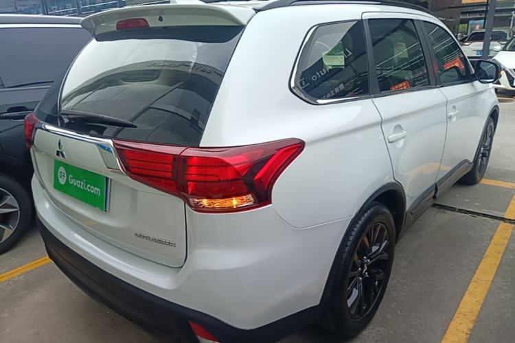 Used Mitsubishi Outlander 2018 2.0L Two-Wheel Drive Glory Edition 5 Seats Rear Right 45 Deg
