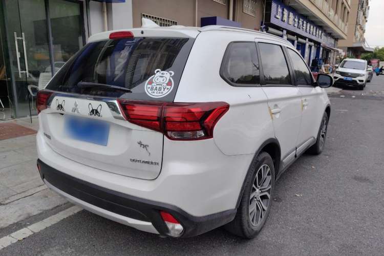 Used Mitsubishi Outlander 2018 2.0L Two-Wheel Drive Glory Edition 5 Seats Rear Right 45 Deg