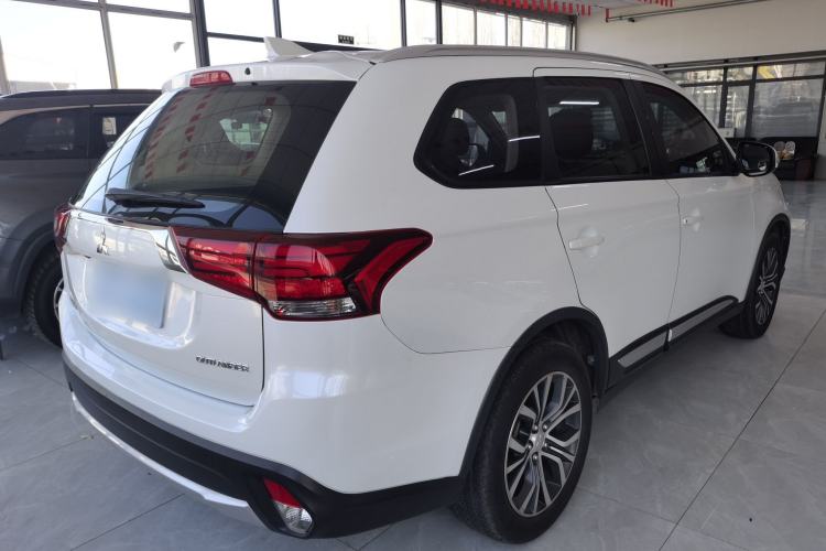 Used Mitsubishi Outlander 2018 2.0L Two-Wheel Drive Glory Edition 5 Seats Rear Right 45 Deg
