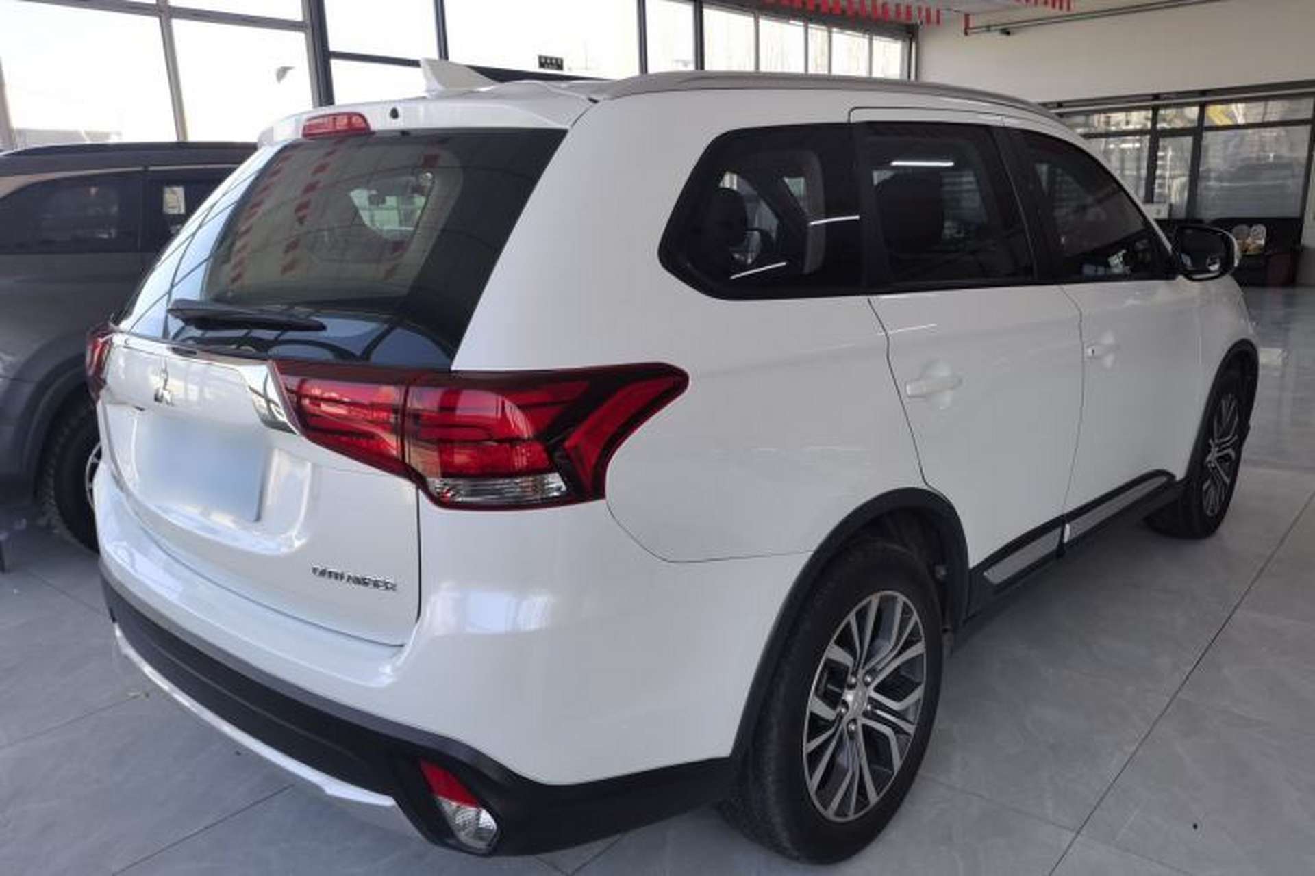 Used Mitsubishi Outlander 2018 2.0L Two-Wheel Drive Glory Edition 5 Seats Rear Right 45 Deg