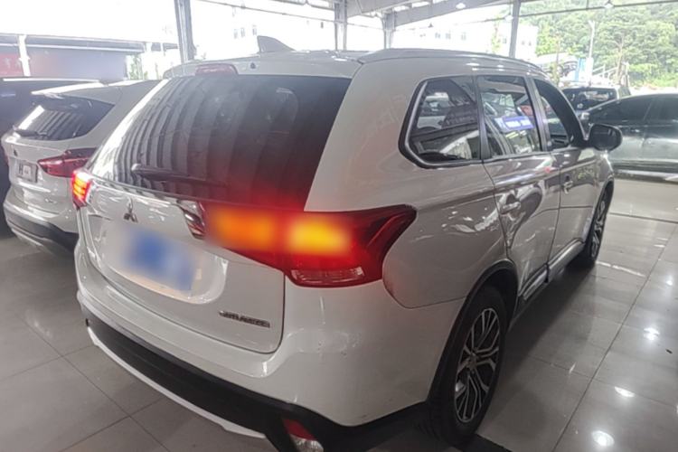Used Mitsubishi Outlander 2018 2.0L Two-Wheel Drive Glory Edition 5 Seats Rear Right 45 Deg